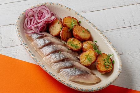 Сельдь с картофелем и луком