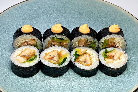 Ролл с лососем темпура и спайси-соусом