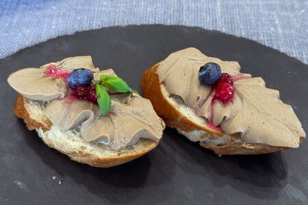 Брускетта с куриной печенью