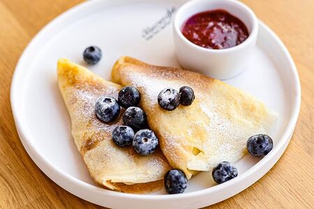 Блинчики с ягодным соусом