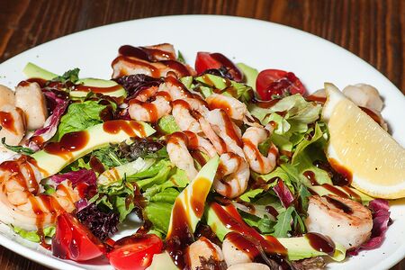 Салат из морских гребешков и креветок