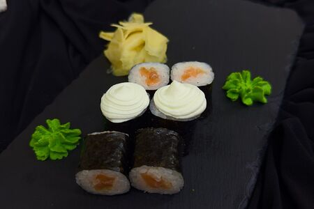 Мини-ролл с лососем