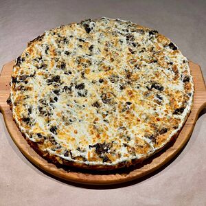 Пицца с копченой колбасой и грибами