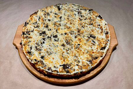 Пицца с копченой колбасой и грибами