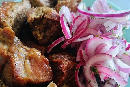 Свинина гриль с луком