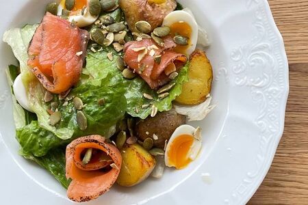 Салат со слабосоленым лососем и яблочной заправкой