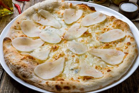 Пицца груша и горгонзола