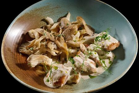 Жареный цыпленок с вешенками жареный