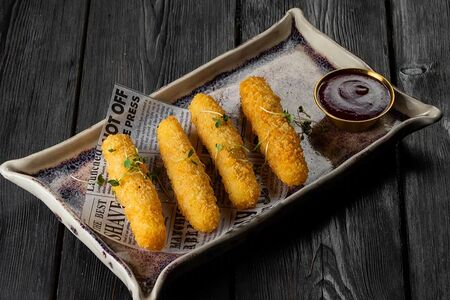 Сырные палочки с беконом и вишневым BBQ