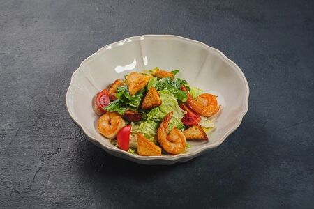 Салат Цезарь с креветками