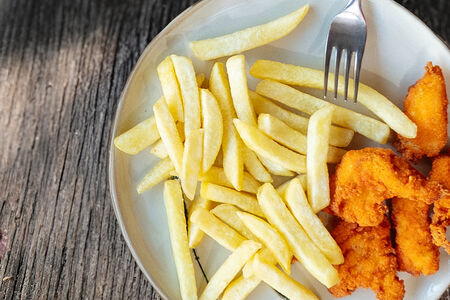 Куриные наггетсы с картофелем фри