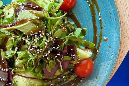 Салат с лососем и творожным сыром