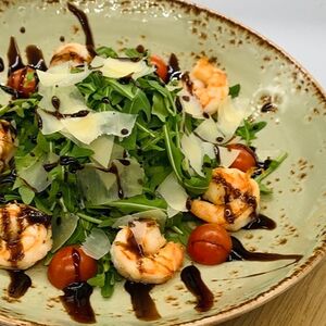 Руккола с тигровыми креветками