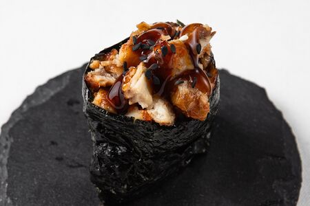 Гункан с угрем и соусом унаги