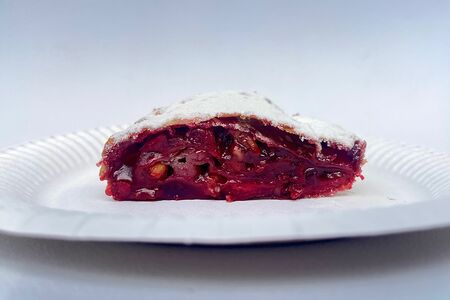 Штрудель с вишней и грецким орехом порционный 