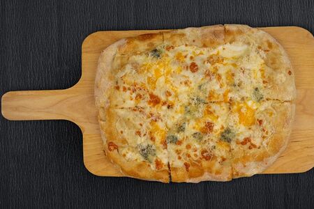 Пицца четыре сыра