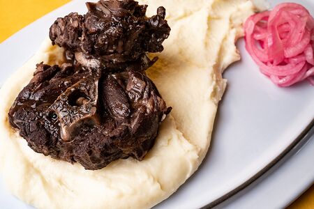 Шея ягненка с жженым пюре 