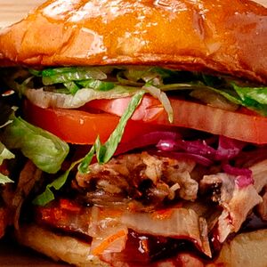 Бургер с рваной свининой и кимчи