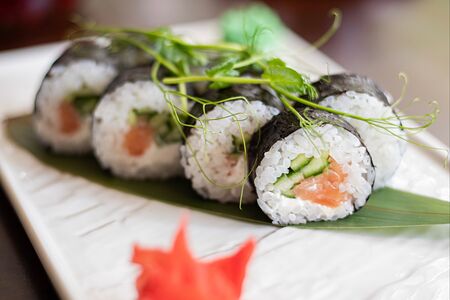 Футомаки с лососем