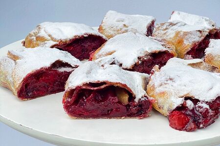 Штрудель с вишней и грецким орехом 