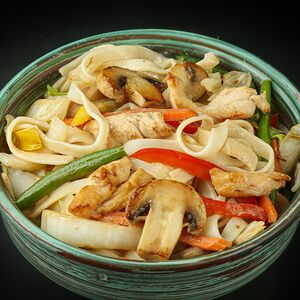 Удон с курицей и шампиньонами в сливочном соусе