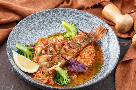 Окунь морской запеченный с пастой орзо и тайским соусом