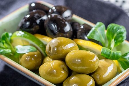 Маслины и оливки