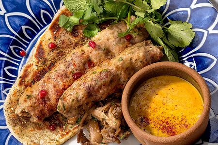 Арабский кебаб из индейки с соусом амба
