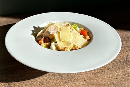 Салат Цезарь с курицей