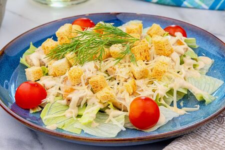 Салат Цезарь с курицей