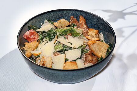 Цезарь по-грузински с креветками и копчёным сулугуни