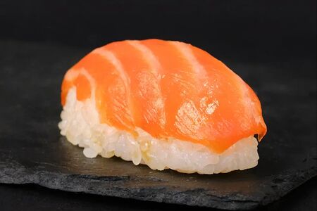 Суши лосось