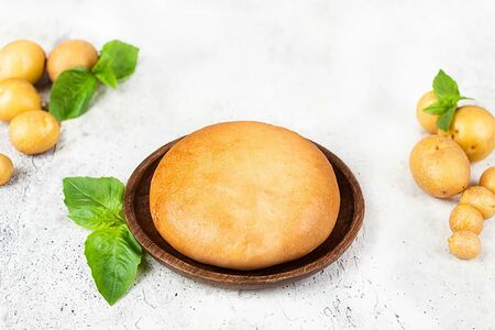 Пирожок с картофелем и луком оригинальный