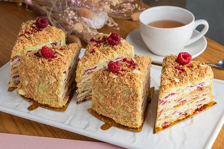 Наполеон Фисташка с малиной 