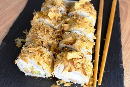 Ролл с Лососем в стружке Тунца