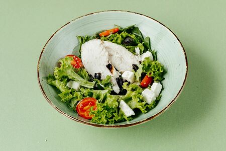 Салат с рукколой и копченой курочкой