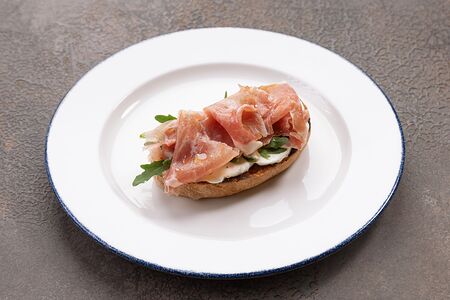 Брускетта с пармской ветчиной