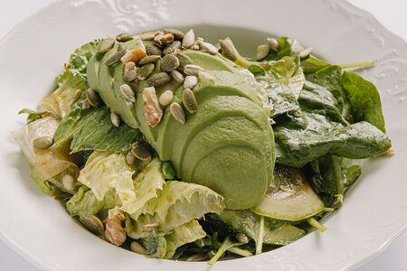 Зеленый салат с дзадзики и орехами