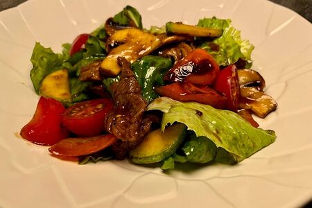 Теплый салат с говядиной