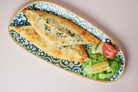 Пиде с сулугуни и шпинатом