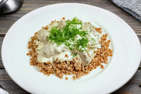 Греча с куриной печенью в сметане 