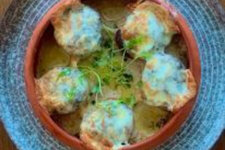 Шапки  шампиньонов, запеченные с сыром сулугуни