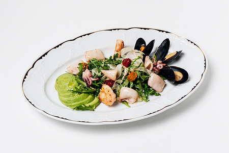 Салат с тигровыми креветками, мидиями и командорским кальмаром