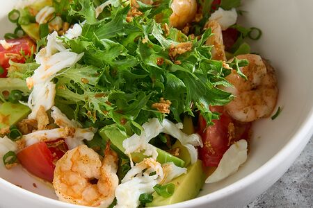 Салат с Камчатским крабом и креветками в соусе Ореховый манго