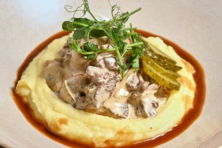 Бефстроганов из мраморной говядины с картофельным пюре