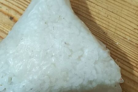 Онигири Лосось в рисовой бумаге