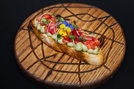 Брускетта с томатами и авокадо