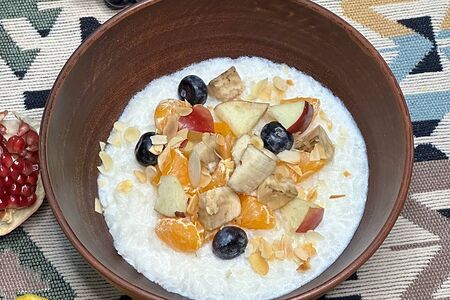 Рисовая каша с ягодами и фруктами