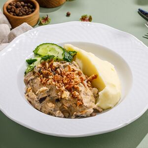 Бефстроганов с белыми грибами и картофельным пюре