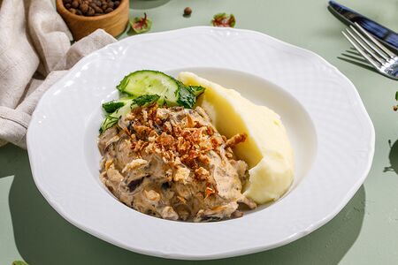 Бефстроганов с белыми грибами и картофельным пюре